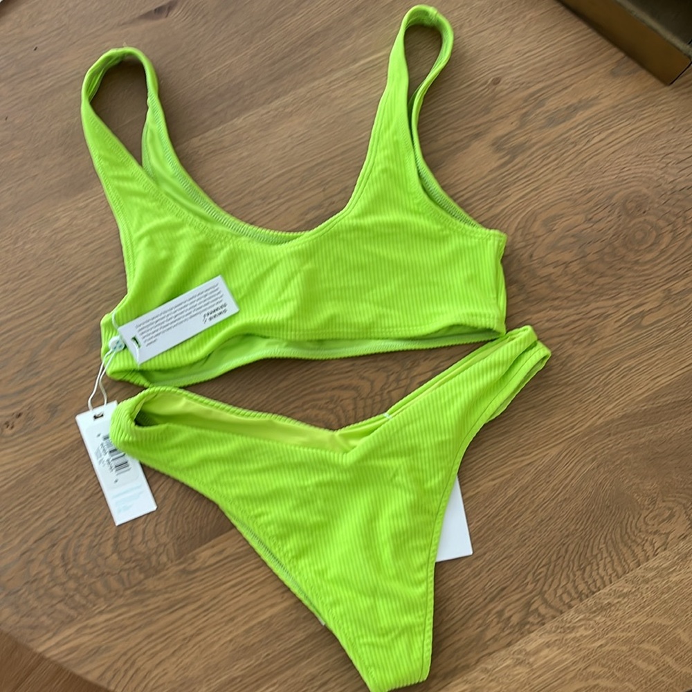 Frankie’s neon green ribbed bikini